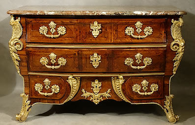 Commode Régence en sarcophage de Louis Delaitre en placage de bois de violette